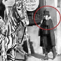 Una mujer hablando con celular en 1928 en la película de Chaplin