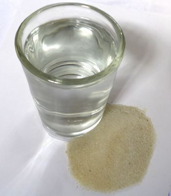 ¿Por qué el azúcar desaparece en el agua?